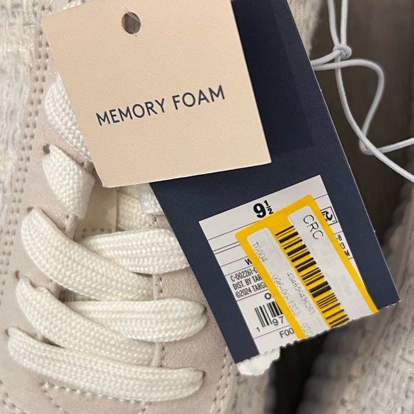 Universal Thread Cream Athletic Shoe NWT - Picture 5 of 6